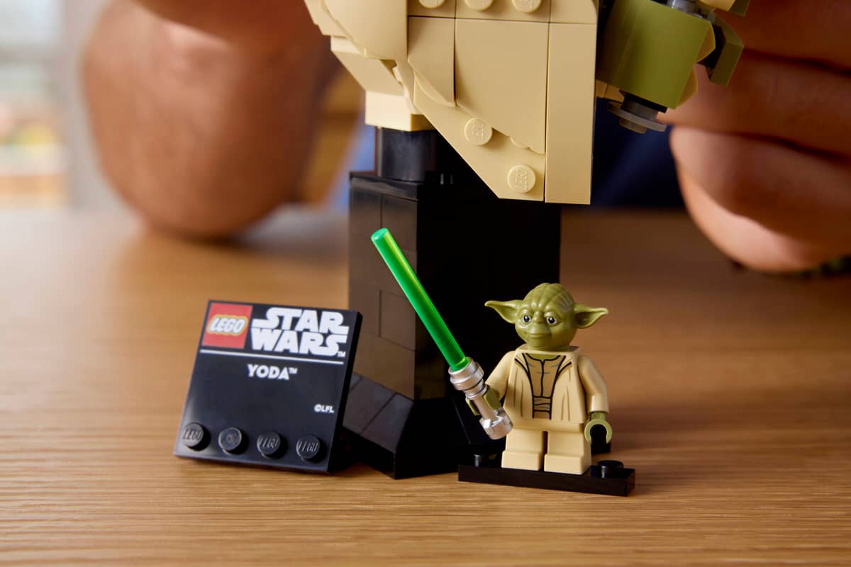 LEGO Star Wars: Attack of the Clones Yoda Bust with Lightsaber